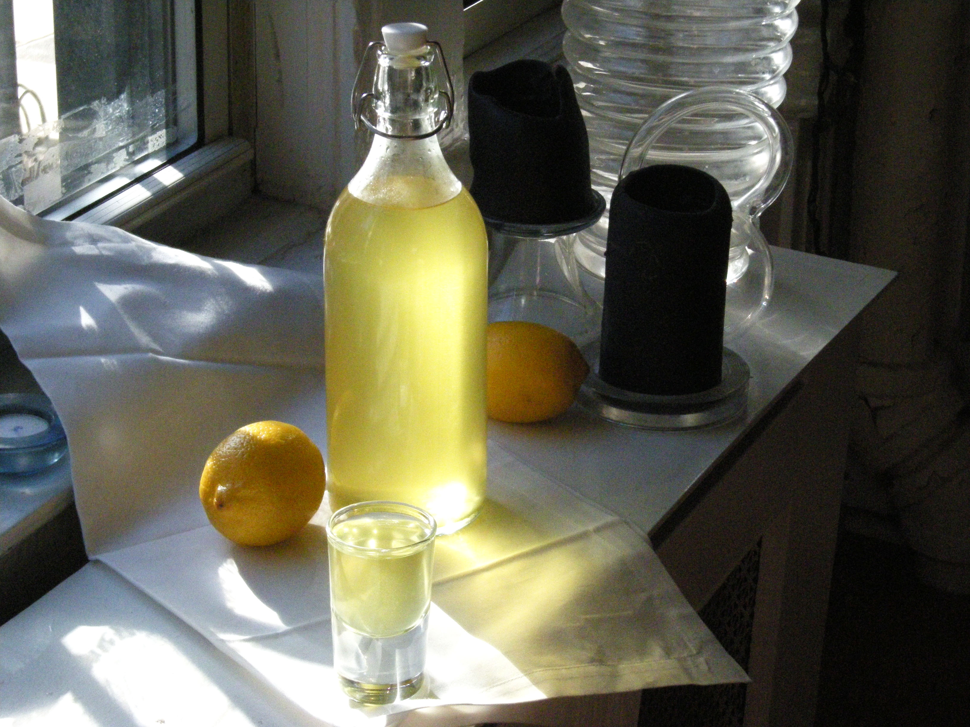 Приготовление лимончелло в домашних. Лимончелло. Лимончелло домашняя. Лимончелло в домашних условиях. Лимончелло дома с осадком.